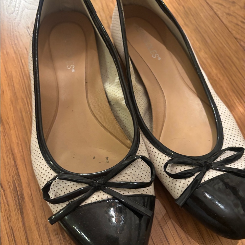AEROSOLES Black and Cream Bow Flats